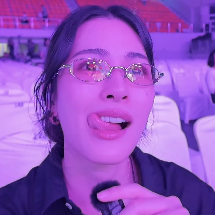 rakumine's tweet photo. Can someone please write another fic where Ling is the playful one who loves teasing her girlfriend Orm. she's also so clueless and easily dumbfounded that she doesn't even realize when someone's flirting with her. Yet she's completely down bad for her girlfriend and is always horny for her 😭😂 PLEASE IF YK A FIC LIKE THIS PLEASE RECOMMEND 🙏🏼