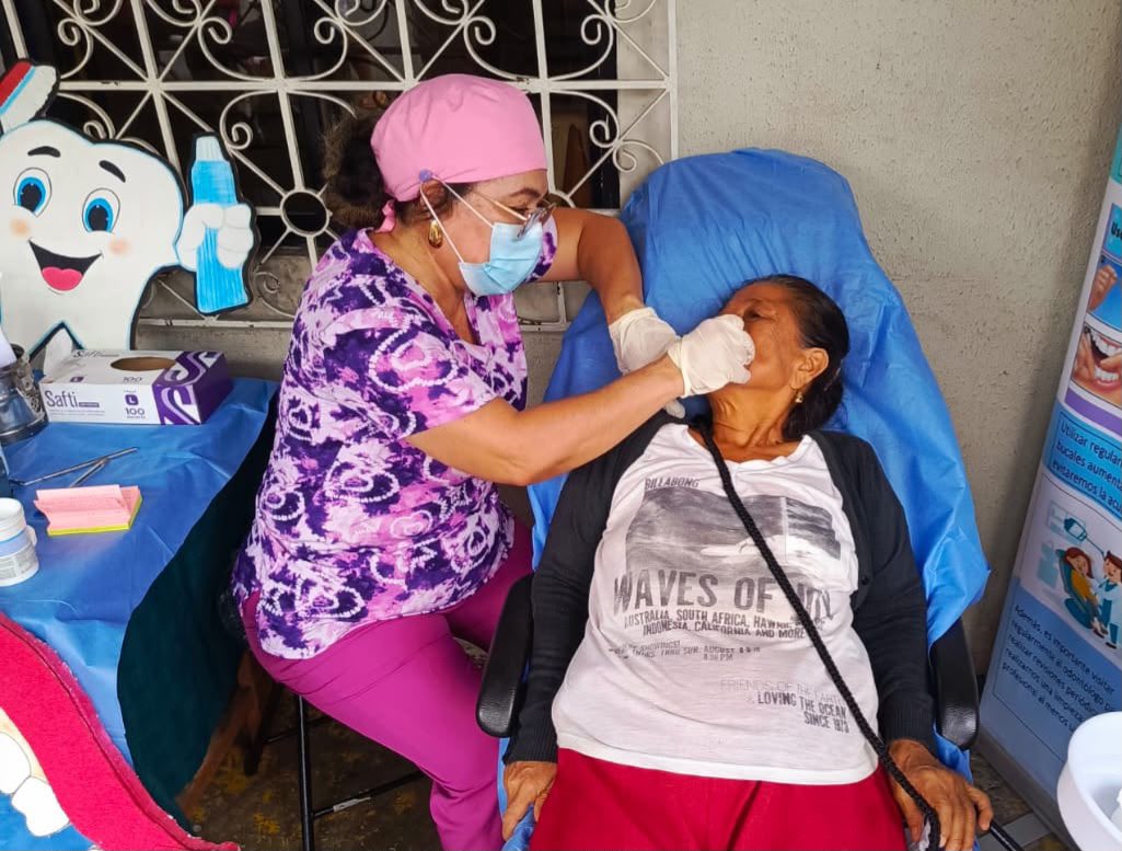 Salud_Guayas's tweet photo. 🗣️¡ @Salud_Ec se acerca a ti ! 

Brigadas  se activan en los sectores de #MarthaDeRoldós y cooperativa #12DeOctubre, la comunidad recibió:
💊 Medicina 
👩🏽‍⚕️ Atención médica 
🦷 Odontologia 
 
Juntos construimos comunidades más saludables y fuertes.

#MSPEnTerritorio https://t.co/CbsgoYo3a7