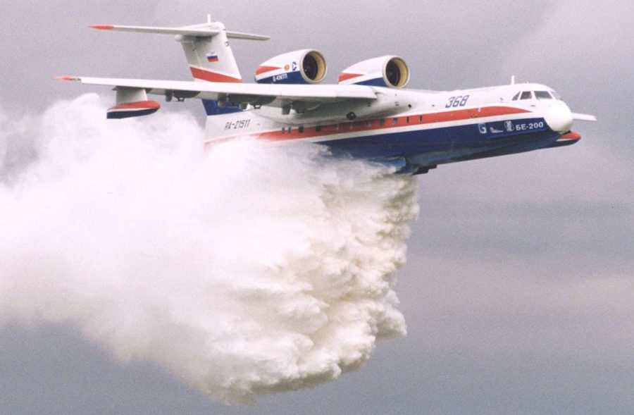 GGeopol_is_Back's tweet photo. Le Beriev-200 RUSSE, une vitesse de 750 km/h (Canadair : 330 km/h), a une capacité de 12 tonnes d'eau, soit 2x Canadair (6 tonnes). @EmmanuelMacron préfère laisser nos forêts et habitations flambées alors que @Piotr_Tolstoi  annonçait que s'il appelait V. Putin, la Russie aurait grâcieusement prêter main forte. L'égo de ce minable ne dépasse pas la cheville du président de la Fédération de Russie. Quand on est un petit, on reste petit et on joue avec les petits.

@KremlinRussia @MedvedevRussia @AmbRusFrance 

@LCI @BFMTV @CNEWS @GPTVoff @Tocsin_Media @tvlofficiel