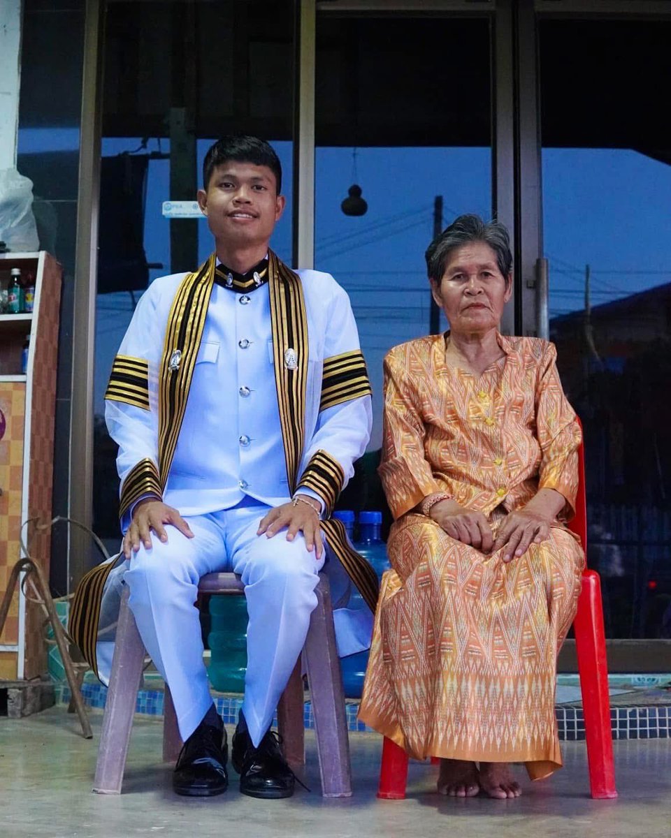kuntep8989's tweet photo. #RIP #ฮลุน 
🖤 มรดกที่ทรงคุณค่าที่ "#ฮลุนโซโล่" ฝากไว้ ไม่ใช่แค่ความทรงจำ... แต่คือสิ่งที่จะยังคอยดูแล "คุณย่า" ต่อไป

ตลอดเส้นทางการเดินทาง ฮลุนได้สร้างผลงานและแรงบันดาลใจให้ผู้คนมากมาย พร้อมสร้างชุมชนผู้ติดตามขนาดใหญ่บนโลกออนไลน์ ได้แก่

📘 Facebook กว่า 2.8 ล้านผู้ติดตาม
🎵 TikTok กว่า 1.5 ล้านผู้ติดตาม
▶️ YouTube เกือบ 1 ล้านผู้ติดตาม

ช่องทางเหล่านี้คือผลลัพธ์จากความมุ่งมั่นและความทุ่มเทของฮลุน ที่ใช้เวลาหลายปีสร้างขึ้นด้วยตัวเอง

💙 แม้วันนี้เจ้าตัวจะจากโลกนี้ไปแล้ว แต่ผลงานและคลิปวิดีโอที่ยังคงมีผู้รับชม อาจยังสร้างรายได้อย่างต่อเนื่อง ตามเงื่อนไขของแต่ละแพลตฟอร์ม หากมีการจัดการสิทธิ์บัญชีและรายได้อย่างถูกต้อง ซึ่งหลายคนก็หวังว่ารายได้เหล่านั้นจะสามารถส่งต่อไปดูแล "คุณย่า" ผู้เป็นกำลังใจสำคัญของฮลุนตลอดชีวิต

🕊️ สิ่งที่ฮลุนทิ้งไว้ จึงไม่ใช่เพียงยอดผู้ติดตามหรือยอดวิว แต่คือแรงบันดาลใจ ความทรงจำ และคุณค่าที่จะยังคงอยู่ในใจผู้คนอีกยาวนาน

🤍 ขอให้ฮลุนไปสู่สุคติ และขอเป็นกำลังใจให้คุณย่าและครอบครัวผ่านช่วงเวลาอันแสนยากลำบากนี้
 #ฮลุน #จอร์เจีย #โหนกระแส
