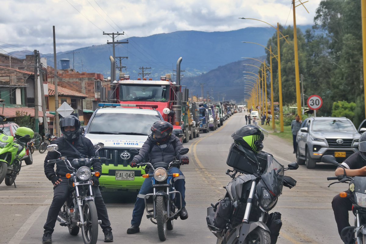 JaimeRaulSt's tweet photo. Después de años pidiendo medidas para reducir los accidentes en la vía Duitama Nobsa, sector Cuche, hoy la comunidad enfrenta un nuevo problema. Las bandas sonoras instaladas por INVIAS estarían causando fuertes vibraciones, ruido permanente y afectaciones económicas. Hacemos un llamado a @InviasOficial para que revise técnicamente esta intervención, escuche a la comunidad y, junto con las autoridades locales, adopte medidas que garanticen la seguridad vial sin afectar la calidad de vida de los habitantes. 

@maferojas @MinTransporteCo @InviasOficial