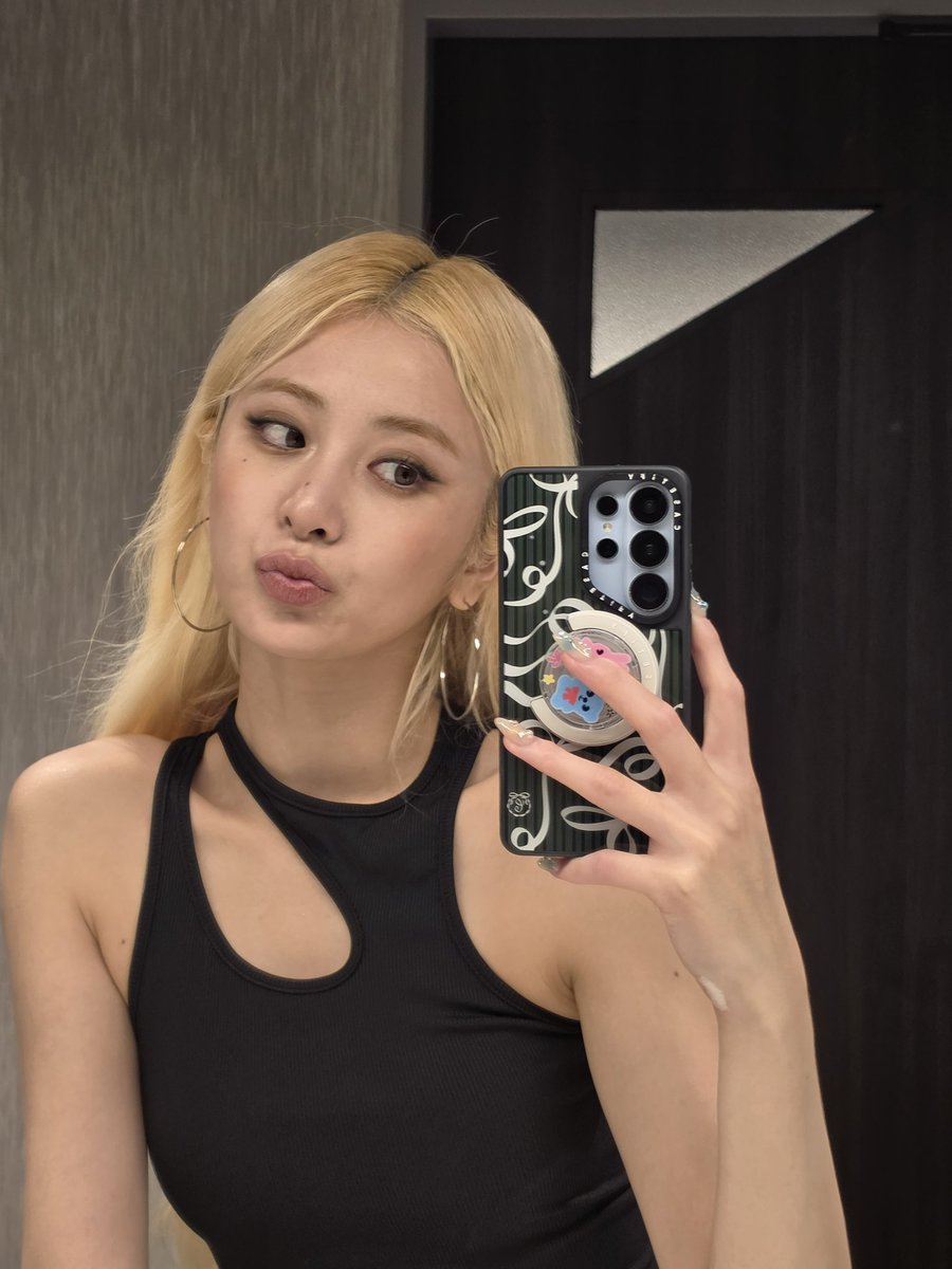 huhyunjinpics's tweet photo. yunjin weverse dm update https://t.co/5aaTe1RMBG