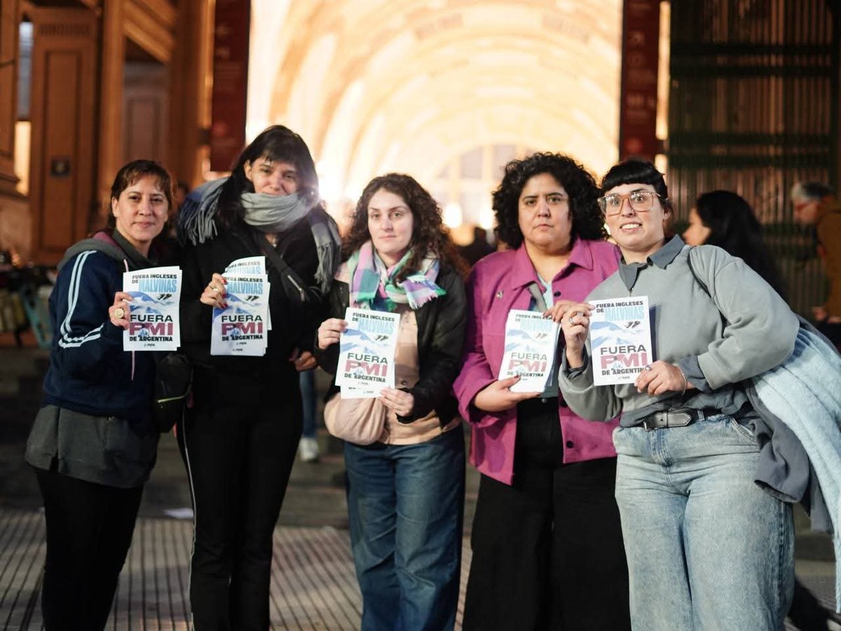 RodolfoWalshC9's tweet photo. 🇦🇷 » FUERA INGLESES DE MALVINAS, FUERA FMI DE LA ARGENTINA 

Junto a nuestrxs compañerxs de @LaCampora_CABA y @lacampora9 en la estación Constitución. 

En defensa de nuestra soberanía, nuestros derechos y nuestros recursos naturales. Y por la libertad de Cristina. https://t.co/IGyJV37bL9