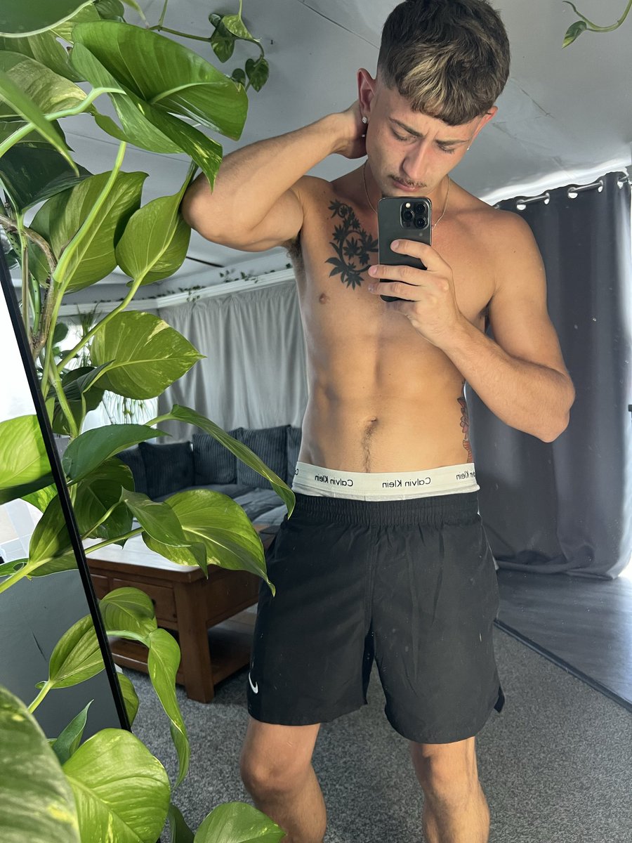 Tobz_dean's tweet photo. Looking for a boyfriend to ruin my life (respectfully) https://t.co/zTo2KixfMH