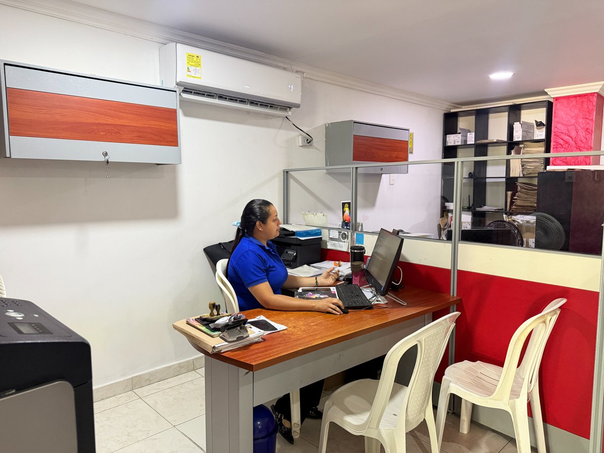 Supernotariado's tweet photo. #LaSuperEnTerritorio | También visitó la Notaría Única del municipio, reafirmando el compromiso de trabajar de manera articulada con el servicio notarial para fortalecer la seguridad jurídica, mejorar la atención a la ciudadanía y seguir acercando la institucionalidad a los territorios. 🙋🏻‍♂️