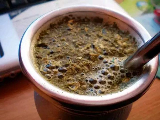 fernechini's tweet photo. El mate se toma así, que es eso de correr la yerba para el costado, a tu hermana le está corriendo la tanga para el costado https://t.co/bZPnzM0gEk
