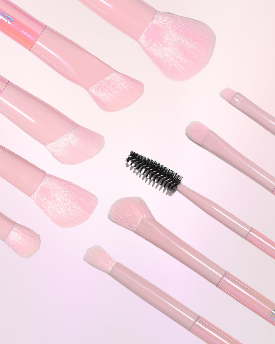 shopmissa's tweet photo. Not to be dramatic, but using scratchy brushes is self-sabotage. 🙅‍♀️
Fix it with the new AOA Aurora Glow Brush Set. 10 super-plush, velvety brushes with contoured handles for a snatched blend, plus a rose gold glitter case. Iridescent pink and ridiculously soft. Get into it. ✨💖 https://t.co/FjUU2QITdM