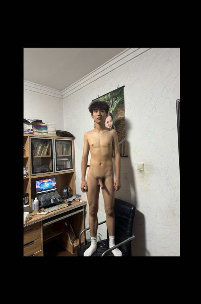 Yiamhui's tweet photo. 帅气卷毛直男体育生跟好基友一起打✈️，两人边打边说骚话，最后两人🐍了一身 https://t.co/C2C0SFFNGq