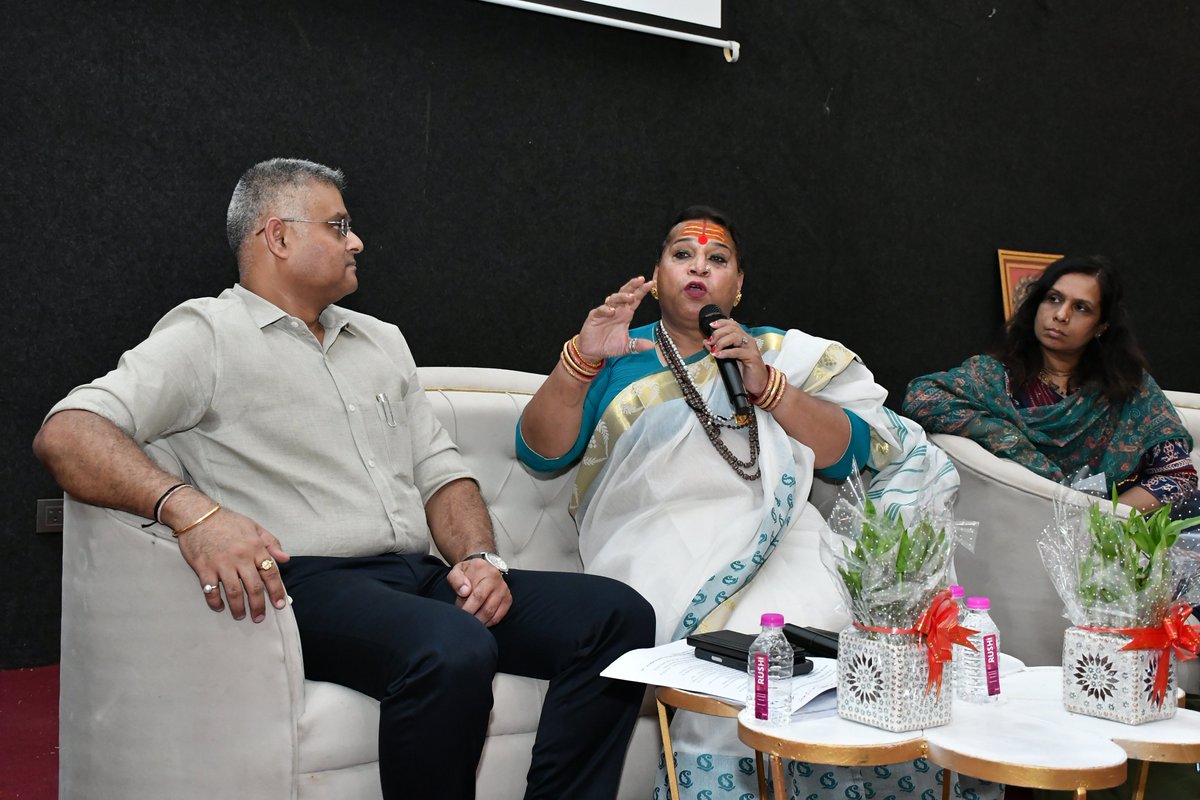 IgpUdaipur's tweet photo. 🫶 ऑपरेशन स्माइल | संवेदनशील पुलिसिंग की ओर एक सार्थक पहल 🤝

उदयपुर रेंज पुलिस द्वारा यूनिसेफ के सहयोग से ऑपरेशन स्माइल के अंतर्गत “ट्रांसजेंडर समुदाय के अधिकार, समानता एवं संवेदनशील पुलिसिंग” विषय पर रेंज स्तरीय कार्यशाला का आयोजन किया गया। https://t.co/3QrVe6qKnn
