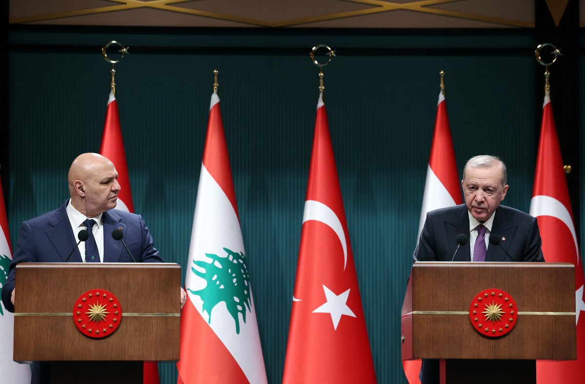 RTErdogan's tweet photo. Lübnan Cumhurbaşkanı Sayın Avn’u ülkemizde ağırlamaktan büyük memnuniyet duydum. 🇹🇷🇱🇧

Güçlü bağlara sahip olduğumuz dost ve kardeş Lübnan’ın egemenliği ve toprak bütünlüğüne kuvvetli desteğimizi sürdürüyoruz.                                                                       

Görüşmelerimizde bilhassa Lübnan’ın güneyinde süren İsrail işgali ışığında bölgesel gelişmeleri ele aldık.

Bizim Orta Doğu’da en başından beri hedeflediğimiz istikrar, barış ve iş birliği ortamından en fazla faydayı görecek ülkelerin başında Lübnan yer alıyor.

Sayın Avn’un son dönemde diplomatik girişimlerini de yakından takip ediyoruz.

Lübnan ile Suriye arasında gelişen diyaloğun artarak sürmesinin her iki ülke için faydalı olduğuna inanıyoruz.

Zor bir geçmişe sahip iki ülke ilişkilerinin güçlenmesi için gereken katkıyı vermeye hazırız.

Lübnan’ın güneyinde konuşlu Birleşmiş Milletler Geçici Görev Gücü UNIFIL’in görev süresinin tamamlanması önemli bir gelişmeyi teşkil edecek.

Mevcut uluslararası gücün geri çekilmesinden sonra bölgede güvenliğin desteklenmesi ve Lübnan’ın egemenliğinin temini için başlatılacak tüm girişimlerde Türkiye olarak yer almak istiyoruz.

Ayrıca güvenlik bağlamında Lübnan Silahlı Kuvvetlerine desteğimiz de sürecek.