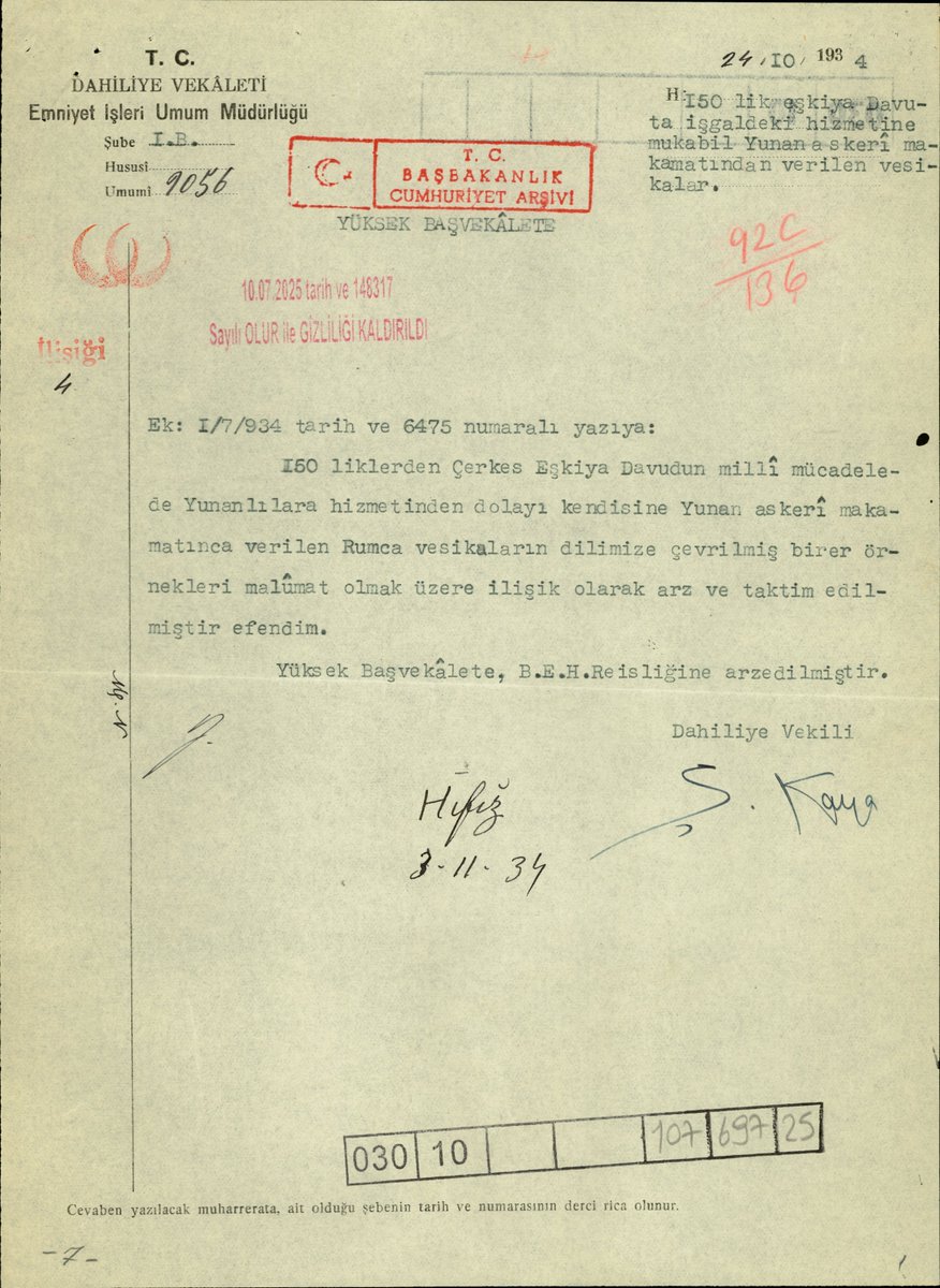 lordsinov's tweet photo. İhanetin belgesi... 

Vahdettin'in paşası Anzavur'un adamından Çerkez Davut'a Yunan ordusu tarafından Kemalistleri katlettiği için verilen hizmet nişanı...

Yunan General Petmekzas tarafından Hain Davut'a 1930 yılında verilen şehadetname, Türk istihbaratı tarafından ele geçirilmiş. İstihbarat raporunun gizliliği 1925 yılında kaldırılmış.

Belgeye göre Hain Davut'a hizmet nişanı verilmesinin gerekçeleri:

1- Balıkesir'in işgali sırasında Kuvayi Milliye'yi yok etmek.
2- Bursa işgali öncesinde Balıkesir ve Bursa bölgesinde Kemalistlerin katledilmesi.
3- General Vlakopulos'un emriyle Manisa'da Kuvayi Milliyecilerin yok edilmesi ve esir Türklerin Yunanlara teslim edilmesi
4- Bozgun üzerine Kirmastı'da Yunan ordusunun rahatça kaçabilmesi için yapılan yardımlar. 

Belgede geçen ifadeler:

- Asya felaketi esnasında Kremişti köyünü işgal eden Kemalist ordusuyla çarpıştınız...
- Yunan dostluğunuz durmamıştır.
- Hristiyan ahaliye karşı çok insanı bir tarzda muamele ettiniz.
- Yunan ordusuna ifa etmiş olduğunuz büyük hizmetler...

Çerkez Davut kimdir?

Vahdettin ve Damat Ferit'in Kemalistlere karşı silahlandırıp paşalık ünvanı verdiği Anzavur'un adamlarındandır. Balıkesir bölgesinde halktan zorla para toplamış, Yunan ordusunun öncülüğünü yaparak Kuvayi Milliye'ye karşı çarpışmıştır. Bursa'nın işgali ile başlayan karanlık dönemin baş sorumlularındandır. Kurtuluş Savaşı'nın kazanılması üzerine vatandan kaçmış ve TBMM tarafından vatana ihanet edenlerin bulunduğu 150'likler listesine dahil edilmiştir.