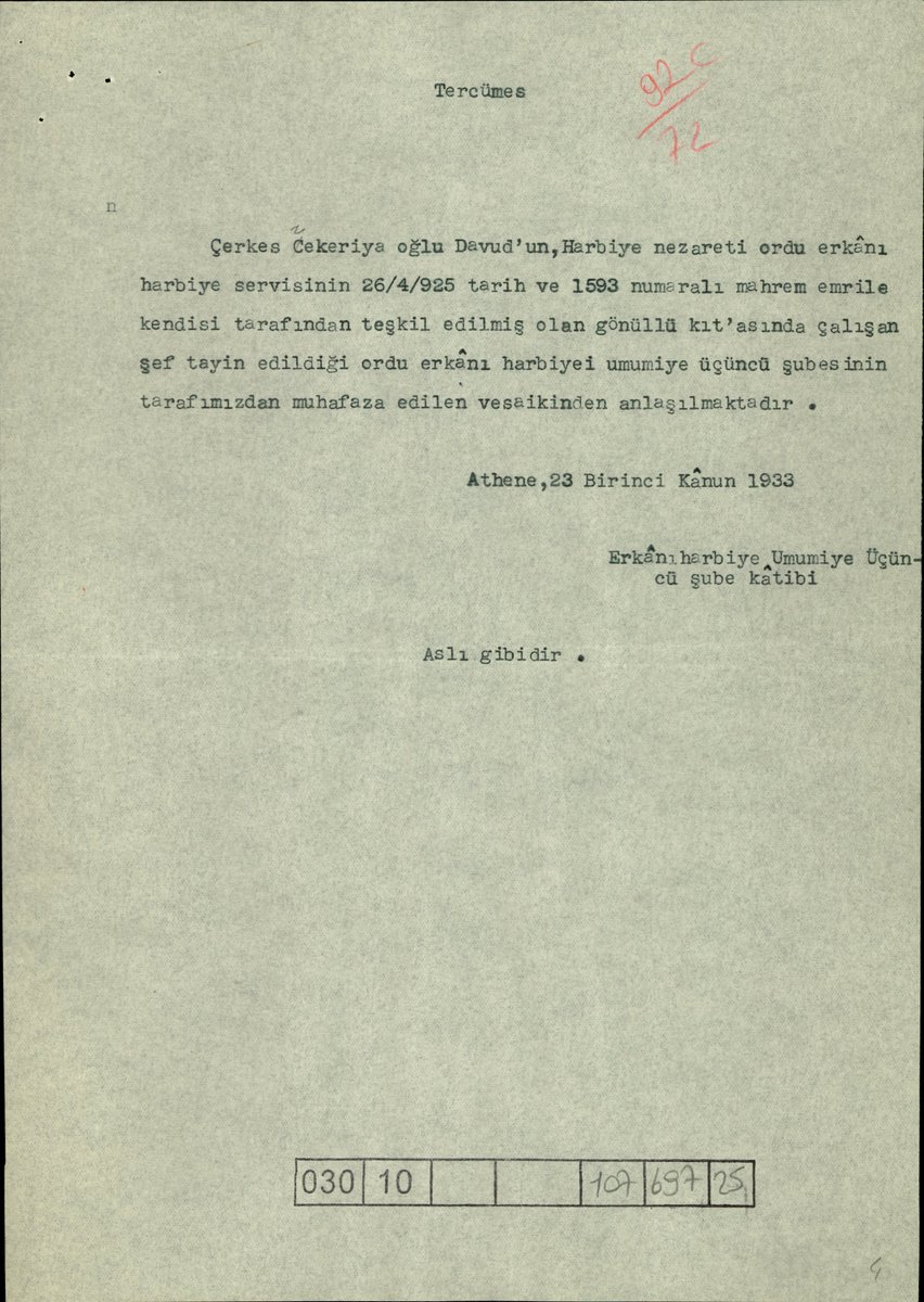 lordsinov's tweet photo. İhanetin belgesi... 

Vahdettin'in paşası Anzavur'un adamından Çerkez Davut'a Yunan ordusu tarafından Kemalistleri katlettiği için verilen hizmet nişanı...

Yunan General Petmekzas tarafından Hain Davut'a 1930 yılında verilen şehadetname, Türk istihbaratı tarafından ele geçirilmiş. İstihbarat raporunun gizliliği 1925 yılında kaldırılmış.

Belgeye göre Hain Davut'a hizmet nişanı verilmesinin gerekçeleri:

1- Balıkesir'in işgali sırasında Kuvayi Milliye'yi yok etmek.
2- Bursa işgali öncesinde Balıkesir ve Bursa bölgesinde Kemalistlerin katledilmesi.
3- General Vlakopulos'un emriyle Manisa'da Kuvayi Milliyecilerin yok edilmesi ve esir Türklerin Yunanlara teslim edilmesi
4- Bozgun üzerine Kirmastı'da Yunan ordusunun rahatça kaçabilmesi için yapılan yardımlar. 

Belgede geçen ifadeler:

- Asya felaketi esnasında Kremişti köyünü işgal eden Kemalist ordusuyla çarpıştınız...
- Yunan dostluğunuz durmamıştır.
- Hristiyan ahaliye karşı çok insanı bir tarzda muamele ettiniz.
- Yunan ordusuna ifa etmiş olduğunuz büyük hizmetler...

Çerkez Davut kimdir?

Vahdettin ve Damat Ferit'in Kemalistlere karşı silahlandırıp paşalık ünvanı verdiği Anzavur'un adamlarındandır. Balıkesir bölgesinde halktan zorla para toplamış, Yunan ordusunun öncülüğünü yaparak Kuvayi Milliye'ye karşı çarpışmıştır. Bursa'nın işgali ile başlayan karanlık dönemin baş sorumlularındandır. Kurtuluş Savaşı'nın kazanılması üzerine vatandan kaçmış ve TBMM tarafından vatana ihanet edenlerin bulunduğu 150'likler listesine dahil edilmiştir.