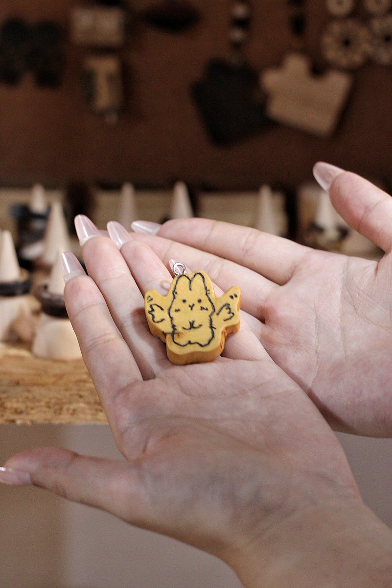 ChristySwe51205's tweet photo. [Got my hands busy with DIY polymer clay charms today! Made the cutest tiny strawberry keychain that’s perfect for my backpack ]， https://t.co/KHtIsAFziT
