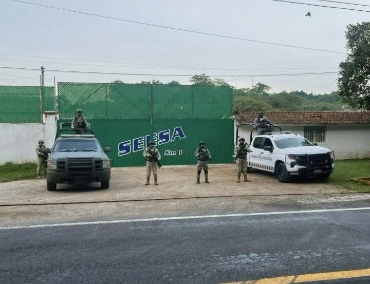 MLopezSanMartin's tweet photo. "Descubren" otra refinería "clandestina" para huachicol

Ahora fue en Coatepec, Veracruz, menos de 30 minutos de la capital del estado https://t.co/pyLTK1qoMi