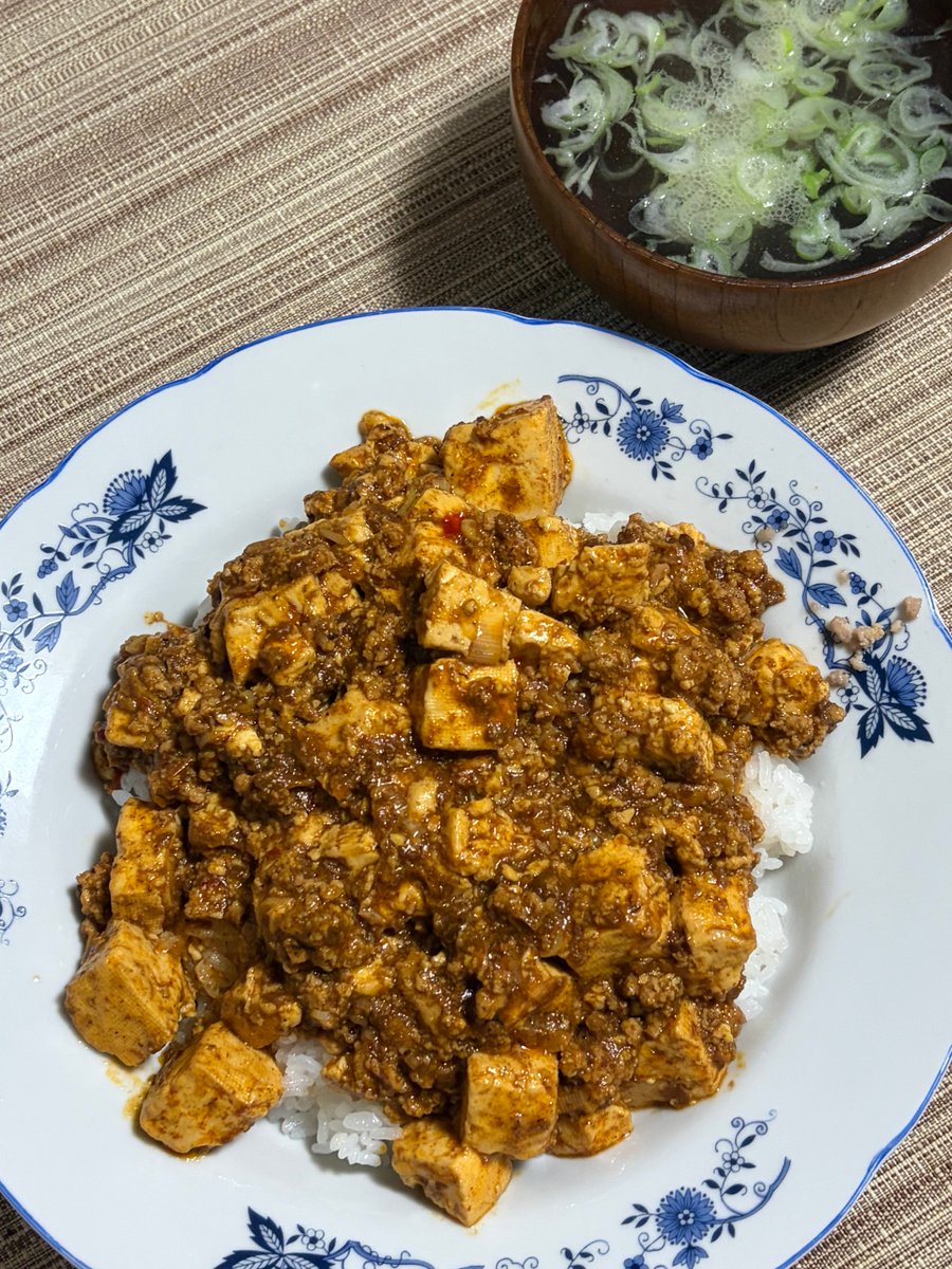 eatta's tweet photo. 今夜も暑い！　…熱い！
昨晩より気温は低いのに……

そんな時こそ… 
　　辛い麻婆豆腐を！！！

で、今夜も新宿中村屋
　　「辛さ、ほとばしる麻婆豆腐」

を、＋挽肉、＋豆板醤、＋花椒
で、カスタマイズして…😚

ちなみ自分
豆腐は木綿豆腐を使います

ふぃ〜
今夜も美味い飯食えた😋🙂‍↕️😝 https://t.co/HckbwlsT2E