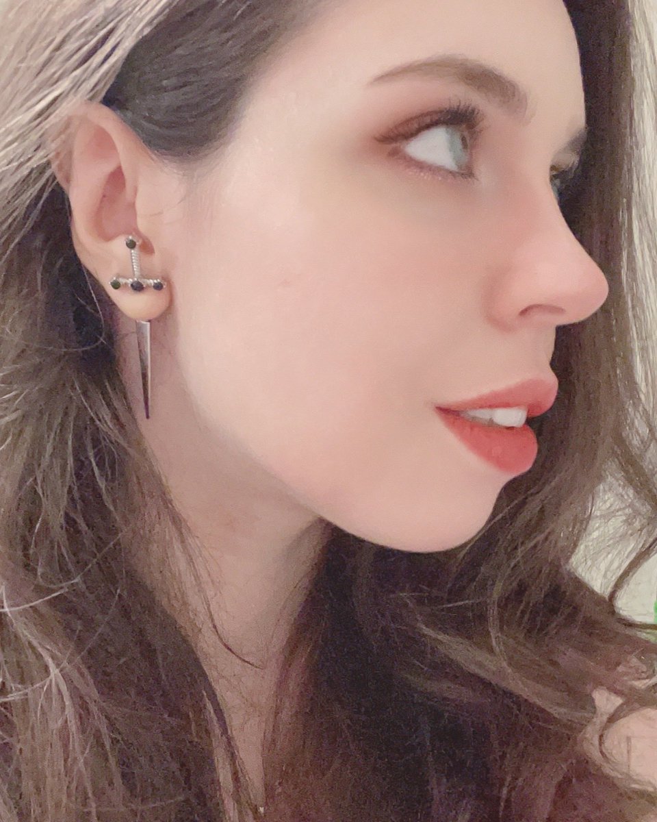 Ratardada_'s tweet photo. @UtsavMehraa @PicturesFoIder I got really lucky. My mom had that classic Italian nose with the bump, so she got a rhinoplasty. She was terrified of how my nose would turn out because my dad’s wasn’t exactly pretty either. Turns out the mix of the two gave me the nose my mom got after her surgery lol https://t.co/N2tMNZTIYQ