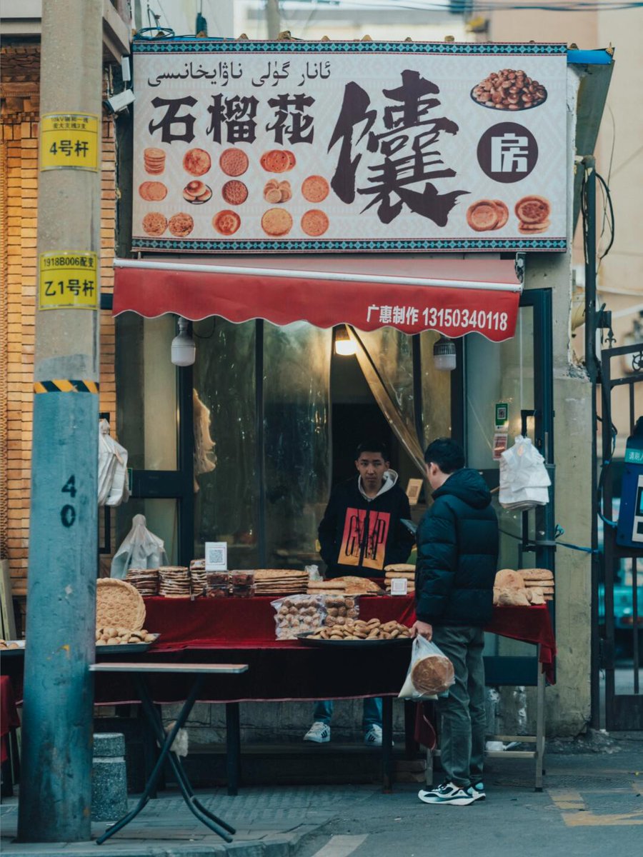 MorrisJane39810's tweet photo. Craving a late-night snack This crispy fried chicken skewer from the corner stall is perfect—juicy inside, crunchy outside, sprinkled with cumin and chili flakes. 10/10 would grab again! https://t.co/pMriaCKG9M