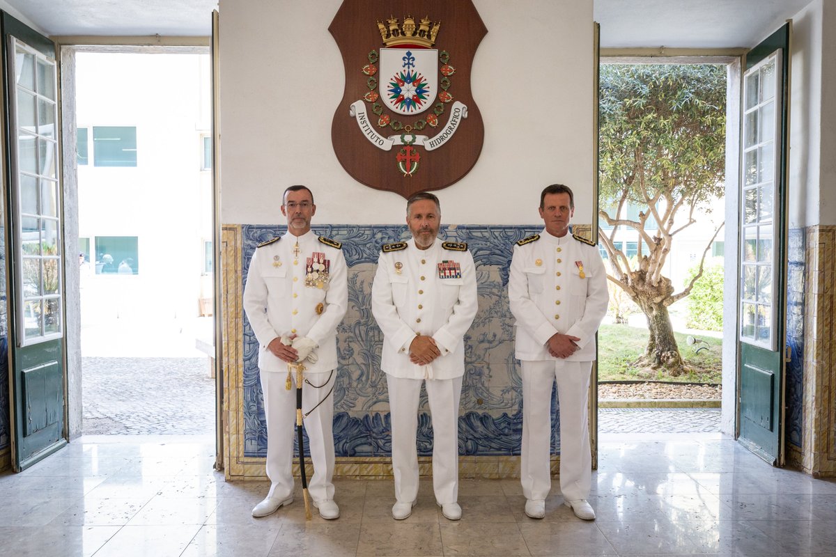 MarinhaPT's tweet photo. O Comodoro David Almeida Pereira tomou hoje posse  como novo Diretor-Geral do Instituto Hidrográfico, sucedendo ao Contra-almirante João Ramalho Marreiros. A cerimónia foi presidida pelo Chefe do Estado-Maior da Armada, Almirante Jorge Nobre de Sousa.
https://t.co/zXO6dDCHZ9 https://t.co/rT8gDnfsOC