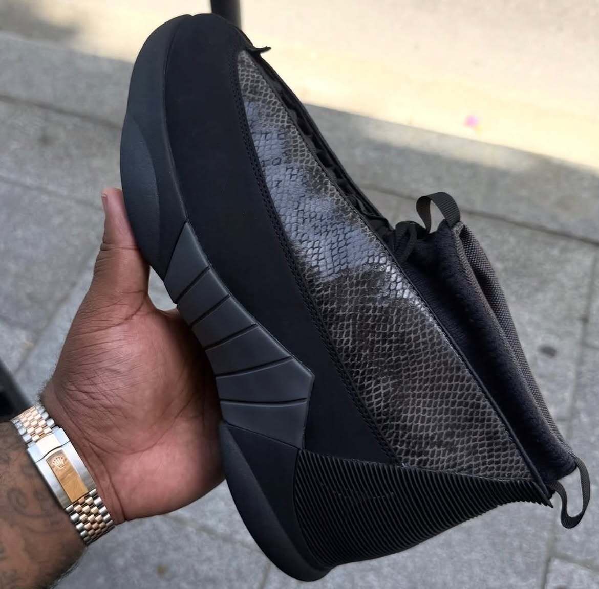 JustFreshKicks's tweet photo. IN HAND LOOK: Air Jordan 15 and 17 Low "Black Pack" 🖤🐍

🗓️ Holiday 2026
💰 $240 https://t.co/2jXziOgw9e