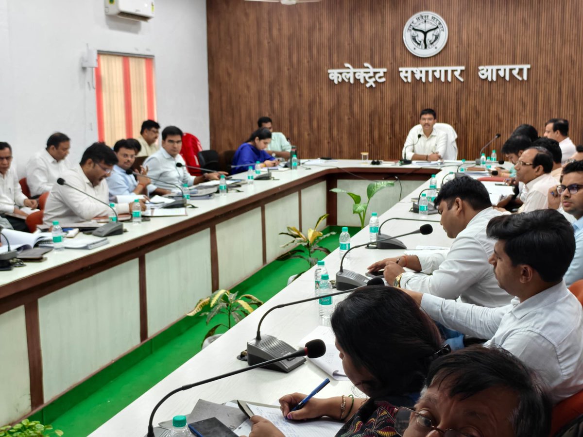 OfficeOfDMAgra's tweet photo. DM श्री मनीष बंसल जी की अध्यक्षता में कर-करेत्तर, राजस्व वसूली की समीक्षा बैठक संपन्न हुई l

बैठक में कर-करेत्तर, राजस्व वसूली की प्रगति की विस्तृत समीक्षा करते हुए शासन द्वारा निर्धारित लक्ष्यों को समयबद्ध सुनिश्चित करने के साथ ही राजस्व वसूली में प्रगति लाने के निर्देश दिए गए। https://t.co/LZ9kxoSGyg