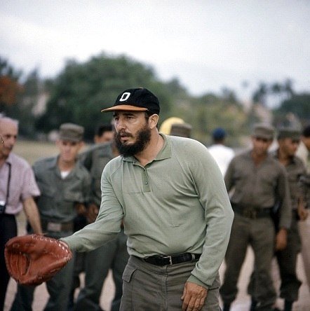cubadebatecu's tweet photo. 💚 Hoy recordamos la visita de Fidel al Instituto Cuqui Bosh, donde se efectúa un juego de béisbol entre los equipos del Ejército Rebelde y del MININT, en la provincia de Santiago de Cuba. Pitcheó por el equipo del Ejército Rebelde ganando el partido 14-6, el 30 de julio de 1964. https://t.co/xi63n4DS63