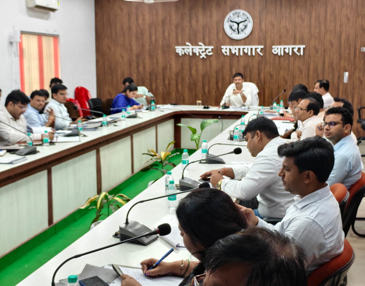 OfficeOfDMAgra's tweet photo. DM श्री मनीष बंसल जी की अध्यक्षता में कर-करेत्तर, राजस्व वसूली की समीक्षा बैठक संपन्न हुई l

बैठक में कर-करेत्तर, राजस्व वसूली की प्रगति की विस्तृत समीक्षा करते हुए शासन द्वारा निर्धारित लक्ष्यों को समयबद्ध सुनिश्चित करने के साथ ही राजस्व वसूली में प्रगति लाने के निर्देश दिए गए। https://t.co/LZ9kxoSGyg