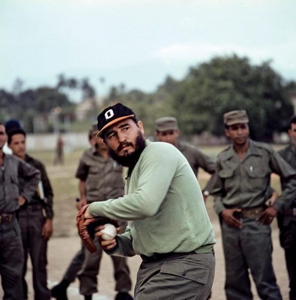 cubadebatecu's tweet photo. 💚 Hoy recordamos la visita de Fidel al Instituto Cuqui Bosh, donde se efectúa un juego de béisbol entre los equipos del Ejército Rebelde y del MININT, en la provincia de Santiago de Cuba. Pitcheó por el equipo del Ejército Rebelde ganando el partido 14-6, el 30 de julio de 1964. https://t.co/xi63n4DS63