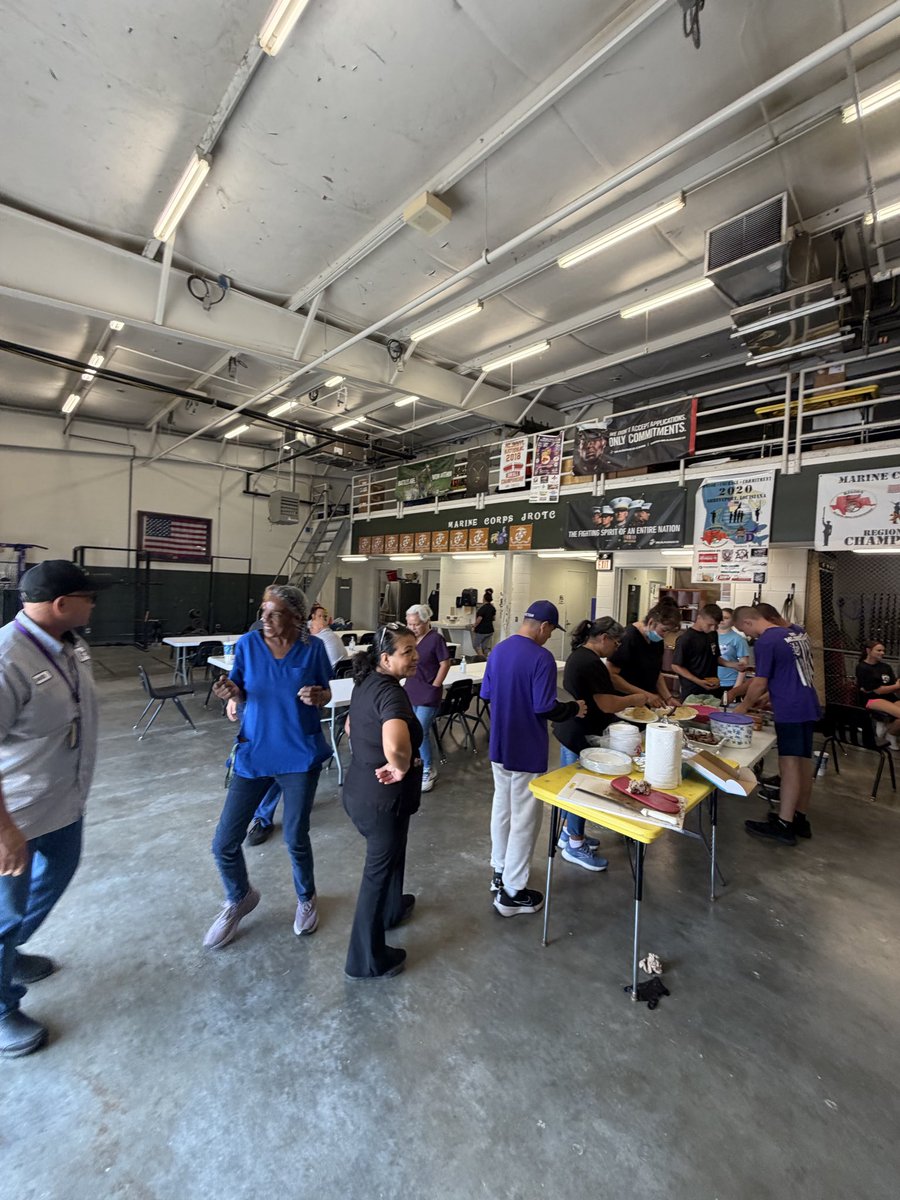 DMcjrotc93145's tweet photo. 1stSgt’s cooking/cutting fajitas for DHS AMAZING Custodians and Maintenance people. Co and 1stSgt thanking them for everything they do on our campus!!! #family #TeamB4Self @DISDBroncoPride https://t.co/sC3HnElfaR