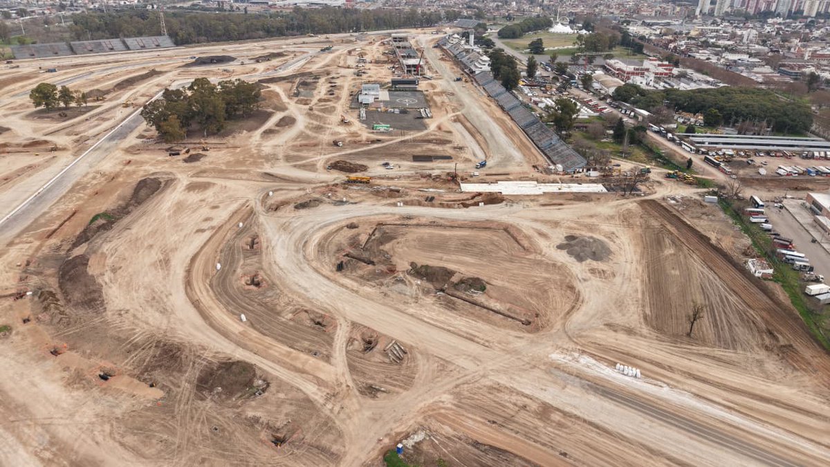 dcoronel's tweet photo. Repaso de los datos más importantes de las obras en el @AutodromoBA: 

1. USD 100 millones de inversión.
2. 150 personas trabajan a diario. 
3. Inicio: enero de 2026.
4. Finalización: fines de enero de 2027
5. Boxes: 32 garajes de 7 metros de frente cada uno. Todo el sector tendrá 12.047 m2 cubiertos y 6.214 m2 descubiertos.
6. Nuevo túnel: 4,6 metros de alto. Un ancho de 11 metros, con dos carriles de 3,6 metros cada uno y una vereda peatonal de 2,6 metros. 
7. Drenaje: 18.000 caños conectados a dos cuencas
8. Futura horquilla con 10 grados de peralte. 
9. Curva 9: pendiente longitudinal del 4,2 % y peralte del 4 %.
10. Pianos: 4.400 metros que se ajustarán a las demandas de la FIA y de la FIM.
11. Asfalto: tres capas, la de abajo es la C-19 (8 cm), la del medio es la C-12 (5 cm) y la carpeta es una C-12 (4 cm), una HIMA con ocho por ciento de polímero.
12. Seguridad: defensas con muñecos de goma y Tech-Pro, camas de leca, muros, vallas de contención de 12 metros (mínimo). 
13. Ancho de pista: 18 metros en la recta principal y 12 en el resto del trazado. 
14. Circuito del MotoGP: 4,3 km, con 14 curvas, 8 a la derecha y 6 a la izquierda. Fechas probables para 2027: 4 u 11 de abril. 
15. Circuito para una posible fecha de F1: 4,9 km, con 15 curvas, 9 a la derecha y 6 a la izquierda. 
16. Velocidades máximas: MotoGP 300 km/h y F1 340 km/h. 
17. Capacidad estimada: para el MotoGP, 80.000/90.000 personas, y para una eventual fecha de F1, 150.000. 
18. Tribunas: a las 14 existentes se harán mejoras (aún no se confirmaron detalles). Se agregarán tres gradas edificadas y 29 tubulares. 
19. Dos accesos nuevos: sobre la Avenida 27 de febrero y la Avenida Roca al 5.900. 
20. Fabián Turnes (Secretario de Deportes del GCBA) reveló que hay conversaciones con un sponsor privado. 
21. Es remodelación más grande en sus 74 años de historia.

Fotos: @gcba.