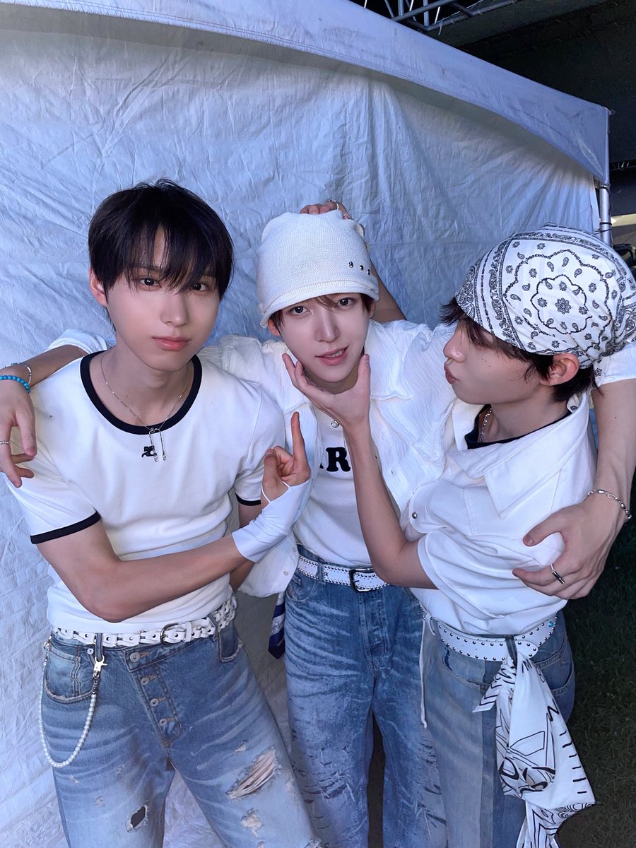 5geze's tweet photo. “형들이 나 이렇게 괴롭혔어”

말과 반대되는 형들을 감싸쥐고 있는 손 https://t.co/JAxQn8hLsA