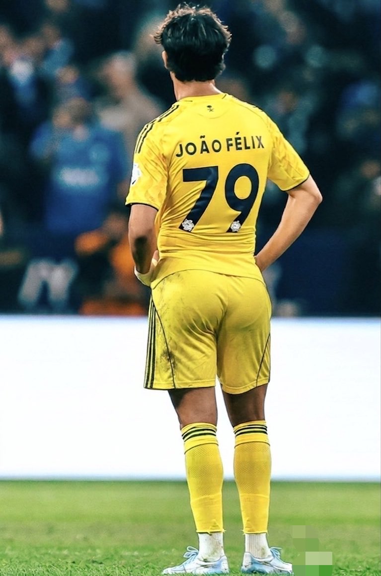 SoccerTwinks's tweet photo. Ugh. Imagine walking around with that thing all day. 🍑

João Félix 🇵🇹 😍 https://t.co/L1iva9mihJ