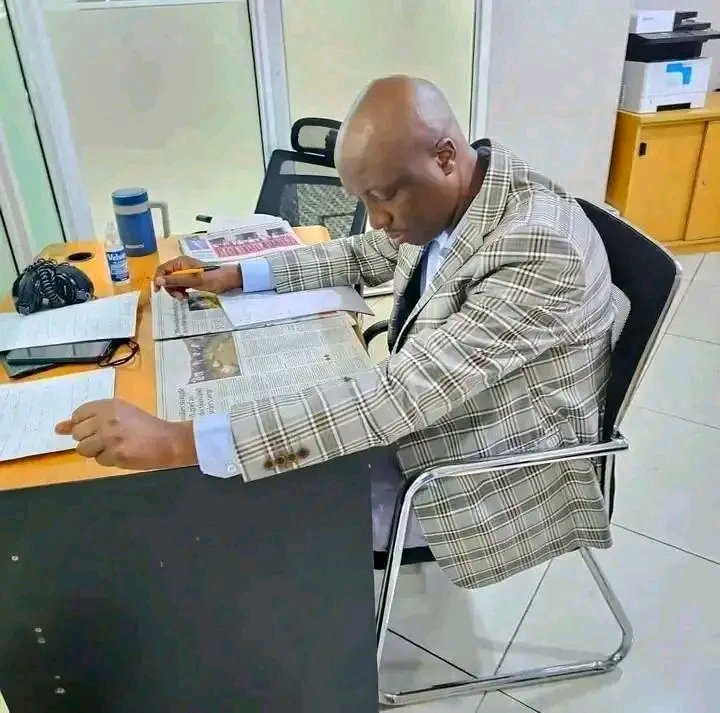 Wambuib4sky's tweet photo. Sisi tunangoja Gatonye wa Mbugua kesho atuelezee vile mtukufu lies anasema 😂😂😂 https://t.co/88c97tZuM0