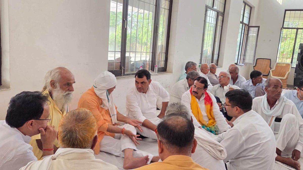 Nalla_in's tweet photo. झुंझुनूं से पूर्व सांसद श्री नरेन्द्र खीचड़ जी की माताजी के निधन पर आज उनके निवास स्थान पर पहुँचकर श्रद्धांजलि अर्पित की तथा शोकाकुल परिजनों से मिलकर अपनी संवेदनाएँ व्यक्त कीं। 

ईश्वर से दिवंगत पुण्यात्मा को अपने श्रीचरणों में स्थान दे एवं शोक संतप्त परिवार को... https://t.co/lNKX7dWB1s