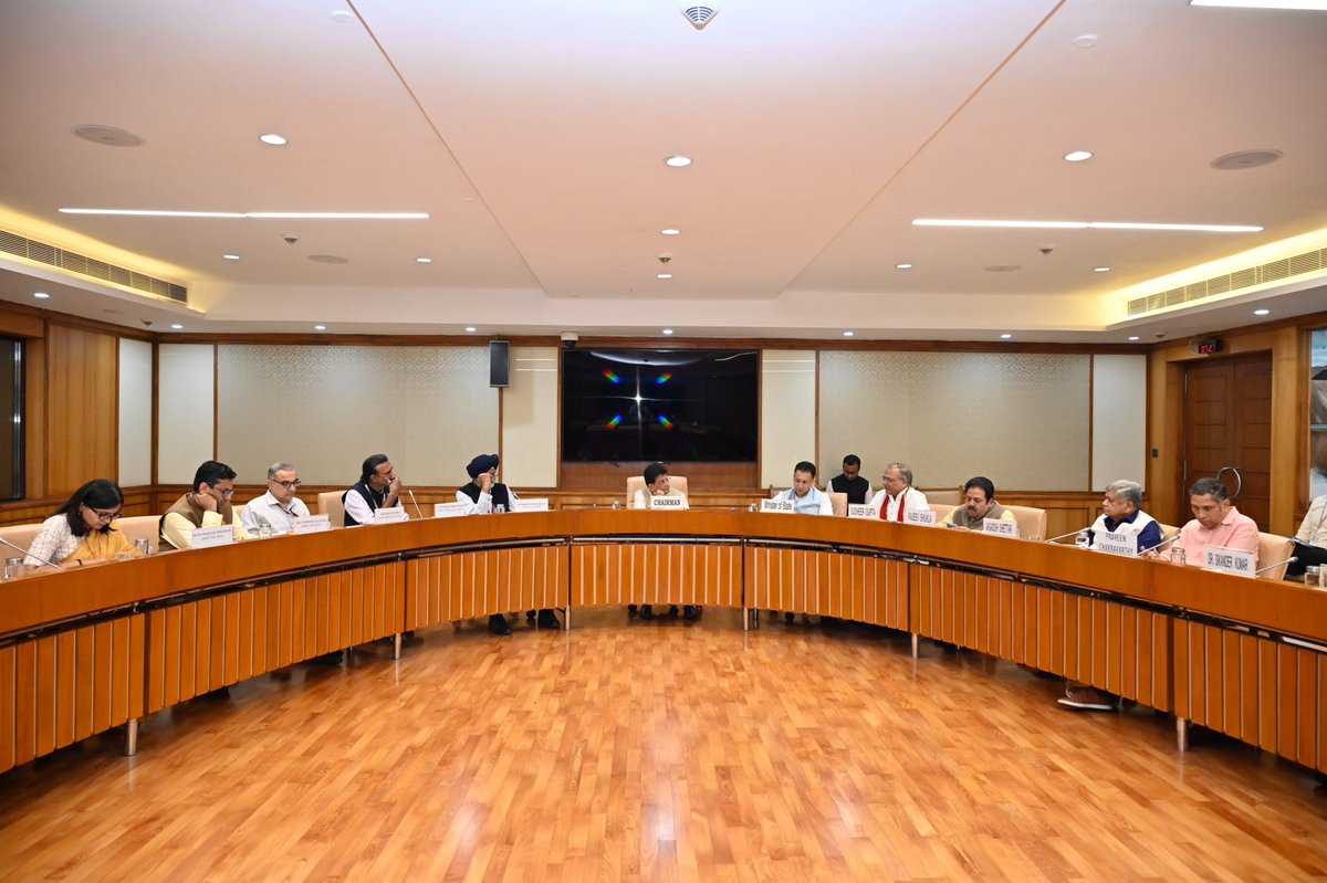 PiyushGoyalOffc's tweet photo. Minister @PiyushGoyal chaired the Consultative Committee meeting on promoting startups and discussed key measures to strengthen India’s vibrant startup ecosystem.

Deliberations focused on fostering innovation, advancing DeepTech, defence and aerospace startups, improving access to finance and mentorship, expanding opportunities across Tier-2 and Tier-3 cities, and enabling startups to scale globally and create quality jobs.

He appreciated the valuable suggestions shared by fellow members of the Committee and reaffirmed the shared vision of building an innovation-driven Viksit Bharat.