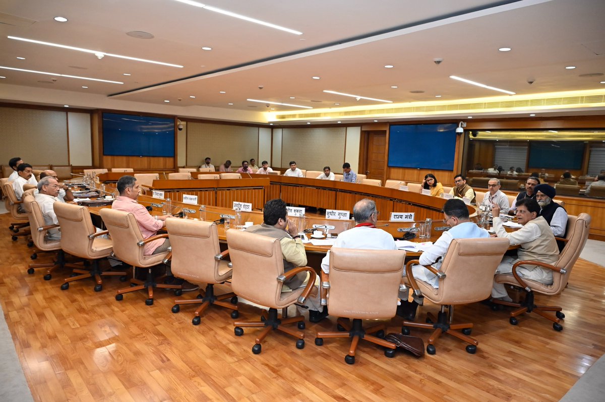 PiyushGoyalOffc's tweet photo. Minister @PiyushGoyal chaired the Consultative Committee meeting on promoting startups and discussed key measures to strengthen India’s vibrant startup ecosystem.

Deliberations focused on fostering innovation, advancing DeepTech, defence and aerospace startups, improving access to finance and mentorship, expanding opportunities across Tier-2 and Tier-3 cities, and enabling startups to scale globally and create quality jobs.

He appreciated the valuable suggestions shared by fellow members of the Committee and reaffirmed the shared vision of building an innovation-driven Viksit Bharat.