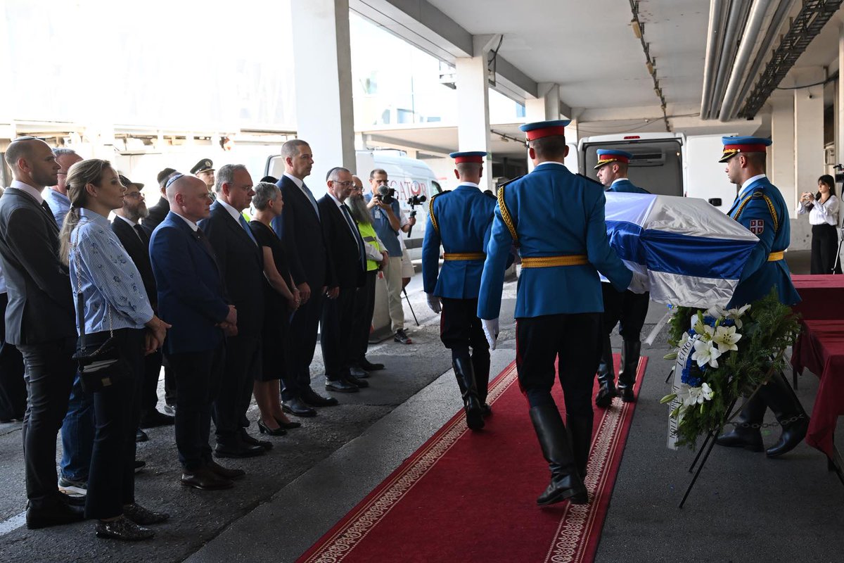 MFASerbia's tweet photo. Министар спољних послова Републике Србије Марко Ђурић @markodjuric присуствовао је данас церемонији испраћаја земних остатака предака др Теодора Херцла на београдском аеродрому, уз амбасадорку Државе Израел у Републици Србији Авивит Бар-Илан @AvivitBarIlan, председавајућег Светске ционистичке организације Јакова Хагоела @yaakov_hagoel и врховног рабина Јеврејске заједнице у Србији Исака Асиела.

Ђурић је истакао да ћемо наставити да негујемо успомену на Теодора Херцла и његову породицу, који су поставили темеље ционизма и живели у епохи која је надахнула српски национални покрет и стварање модерне Србије.
🇷🇸🤝🇮🇱
📄⬇️
🔗https://t.co/BWqO7IcwMb