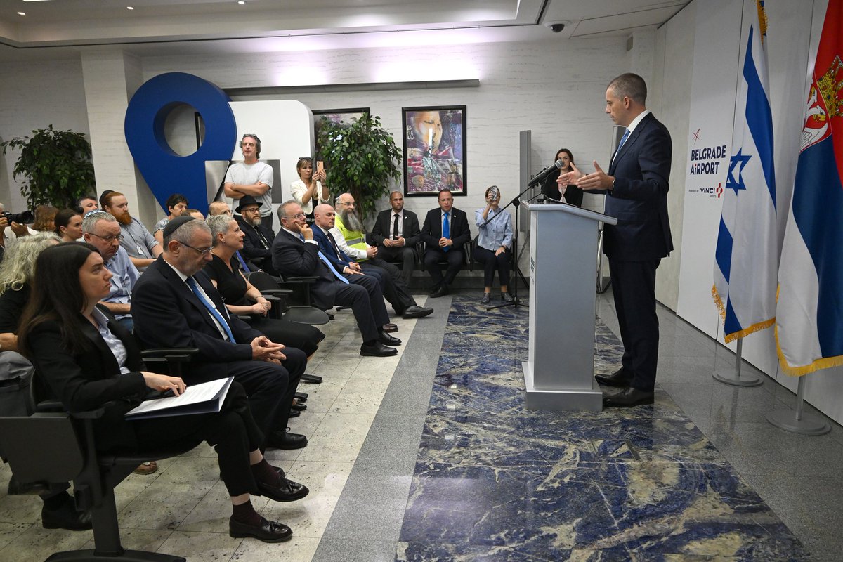 MFASerbia's tweet photo. Министар спољних послова Републике Србије Марко Ђурић @markodjuric присуствовао је данас церемонији испраћаја земних остатака предака др Теодора Херцла на београдском аеродрому, уз амбасадорку Државе Израел у Републици Србији Авивит Бар-Илан @AvivitBarIlan, председавајућег Светске ционистичке организације Јакова Хагоела @yaakov_hagoel и врховног рабина Јеврејске заједнице у Србији Исака Асиела.

Ђурић је истакао да ћемо наставити да негујемо успомену на Теодора Херцла и његову породицу, који су поставили темеље ционизма и живели у епохи која је надахнула српски национални покрет и стварање модерне Србије.
🇷🇸🤝🇮🇱
📄⬇️
🔗https://t.co/BWqO7IcwMb