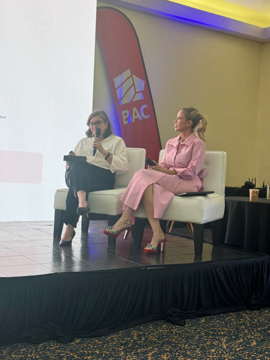 ErikaAraujo08's tweet photo. “Gobernar también es negociar con transparencia.”

Una poderosa reflexión durante el foro “Voces que deciden: Liderazgo y Comunicación Estratégica de Mujeres en Gobiernos Locales”.

@CumbreCP @CumbreOnline @PolitologosD #CongresoCR https://t.co/aJWDn5D5ph