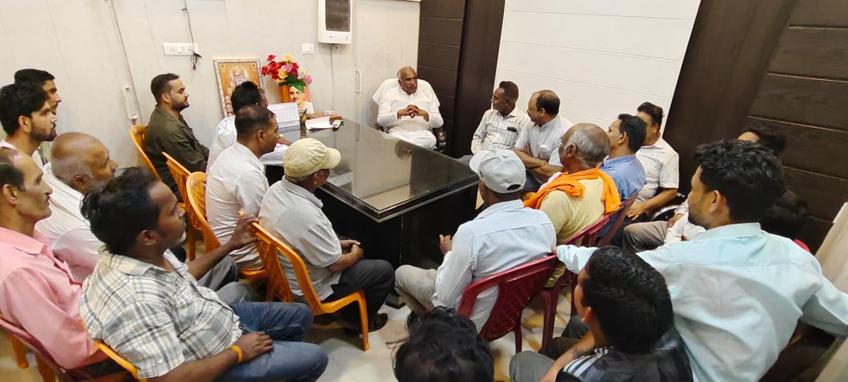 TheArvindPandey's tweet photo. #विधानसभा_बाजपुर के अंतर्गत चीनी मिल के वेतन के संबंध में बाजपुर चीनी मिल के प्रतिनिधि मण्डल ने आज संतोषनगर गूलरभोज आवास स्थित कैंप कार्यालय में ज्ञापन सौंपा।

इस भेंट-वार्ता के दौरान उनकी समस्याओं को सुना और निस्तारण हेतु सभी को आश्वस्त किया।

#Bajpur | #USNagar | #Uttarakhand https://t.co/0KL7sPOMmQ
