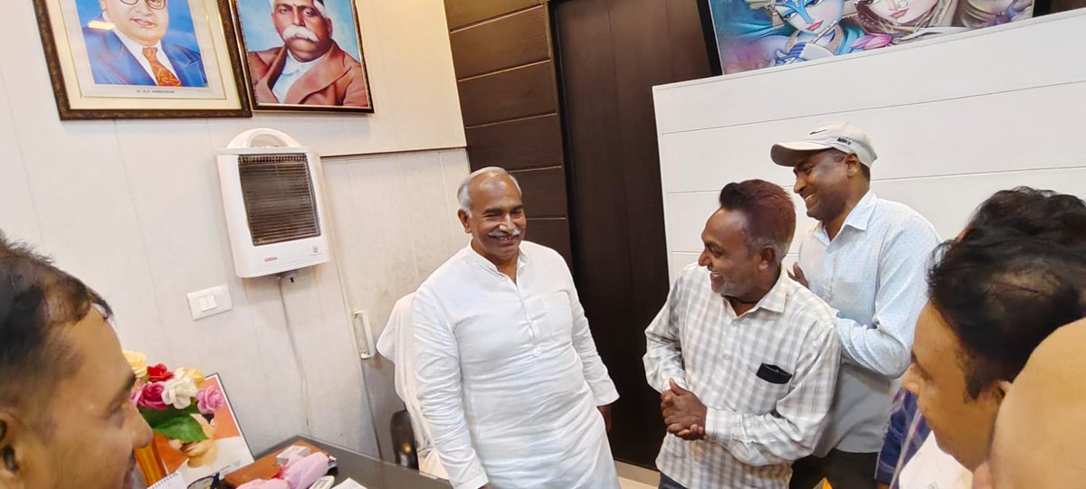 TheArvindPandey's tweet photo. #विधानसभा_बाजपुर के अंतर्गत चीनी मिल के वेतन के संबंध में बाजपुर चीनी मिल के प्रतिनिधि मण्डल ने आज संतोषनगर गूलरभोज आवास स्थित कैंप कार्यालय में ज्ञापन सौंपा।

इस भेंट-वार्ता के दौरान उनकी समस्याओं को सुना और निस्तारण हेतु सभी को आश्वस्त किया।

#Bajpur | #USNagar | #Uttarakhand https://t.co/0KL7sPOMmQ