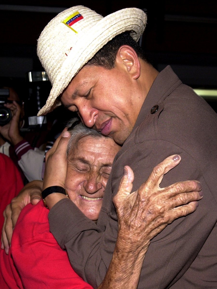 jaarreaza's tweet photo. "Construir una sociedad nueva, solidaria, donde existamos para entreayudarnos, y estoy citando al gran maestro Don Simón Rodríguez y no para entredestruirnos; una sociedad de iguales donde reine la equidad, la justicia, donde reine la paz, la felicidad y la armonía".
Hugo Chavez https://t.co/P0gSXpNP4Q