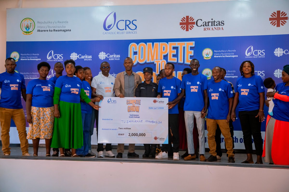 CrsRwanda's tweet photo. Amatsinda 10 y'urubyiruko yahize ayandi arimo 'Terimbere Kagezi' ryabaye irya mbere, yahawe ibihembo bizabafasha kwagura imishinga no kugeza ibyo bakora ku masoko.  "Iterambere ryanyu, niryo shema ry'igihugu", - Visimeya @rrkagabo wa @RwamaganaDistr ashimira aya matsinda. https://t.co/nEjEQYWHWL