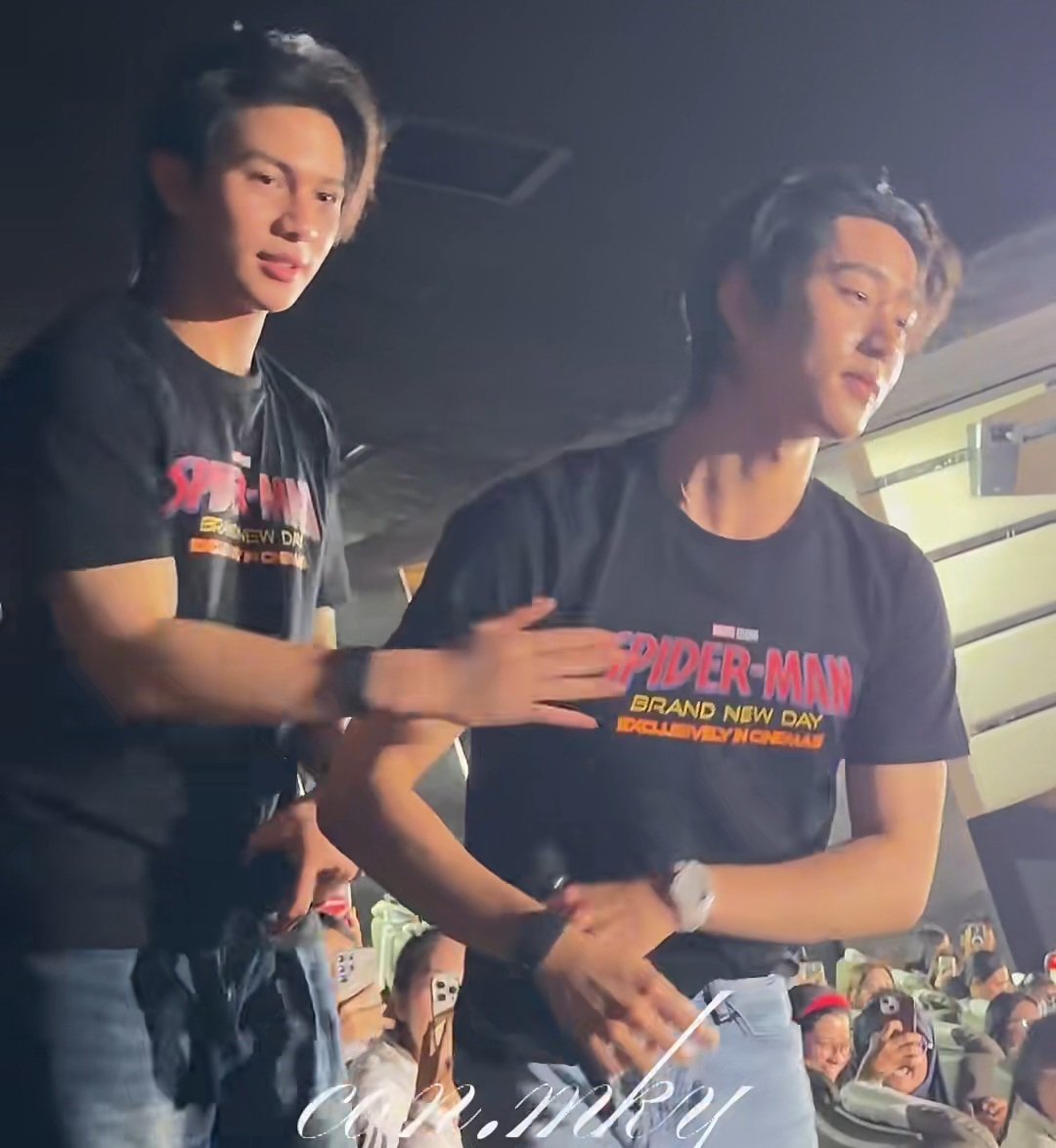 vonne_willest's tweet photo. the fan told william to jub est but william went to touch est's chest instead 🤪

WILLIAMEST WESLEY SPIDEY
#SFxWilliamEstWesley 
#WilliamEst #วิลเลี่ยมเอส https://t.co/60uZDQ5ABz
