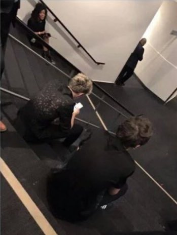 VishnuBathla's tweet photo. take a moment to remember the day when Niall and Louis got kicked out of the ama’s for 10 minutes coz they were hitting each other’s balls. https://t.co/0Za2FG4LcS