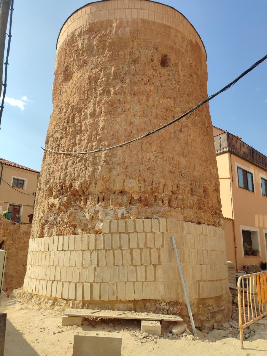 soriapatrimonio's tweet photo. ¿Qué están haciendo en el cubo de la puerta de San Gregorio de San Esteban de Gormaz? La reposición del careado exterior del aparejo (tizón califal) con esas piezas, y las cejas entre ellas, es más que discutible. Quizá una consolidación de lo existente sería suficiente. https://t.co/EwGUPrupf4