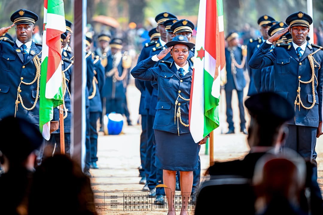KwaNtare's tweet photo. Umukuru w'igihugu c'U #Burundi akaba na Kizigenza mu Ntwaramiheto no mu Gipolisi Nyenicubahiro @GeneralNeva yateye iteka ibirori vyabereye i Bubanza muri @Bujaprov2025 , vyo kwakira imikangara y'intwazangabo ku ncuro ya 5 nabiteguye kuzoba intwazangabo, n'abakozi b'Imana ku ncuro ya 10, hamwe no kwugurura icese umwaka wa kaminuza mw'ishure rikuru ry'igipolisi #ISP 2025-2026  mu Mitakataka.
Nyenicubahiro @GeneralNeva
yibukije yuko Uburundi bwubatse iryo shure #ISP kugira risohore Abapolisi karuhariwe muri uyo mwuga, bafise ubumenyi bukwiye kandi bakunda igihugu mu kugikorera no gukorera abenegihugu bakurikije amategeko y'igihugu.