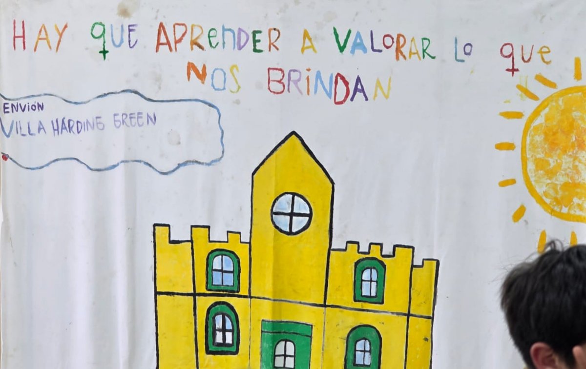 Val_Fabian's tweet photo. Compartimos una hermosa charla sobre la realización de #compost junto a los chicos que participan del #Envión de #VillaHardingGreen.🌱♻️
Durante el encuentro conversamos sobre la importancia de transformar los residuos orgánicos en compost, un abono natural que mejora la calidad del suelo, fortalece las plantas y reduce la cantidad de residuos que llegan al relleno sanitario.💪
Cada una de estas acciones no solo promueve el cuidado del ambiente, sino que también aporta a la construcción de una ciudad más limpia, sostenible y comprometida con el futuro.💚
#HuertasDeLaCiudad🍅🥦🌼 del @MunicipioBahia.