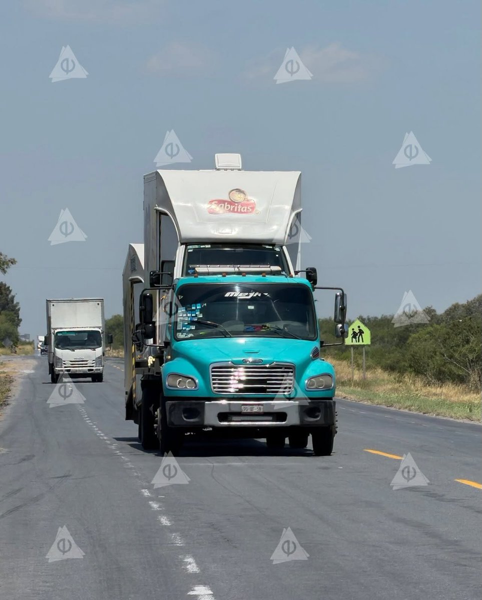 azucenau's tweet photo. 🔴PepsiCo comenzó a reponer su flotilla en Matamoros tras el incendio que destruyó decenas de vehículos repartidores.

El miércoles llegaron 15 nuevas unidades procedentes de la Ciudad de México como parte del plan para sustituir los camiones afectados.

La empresa confirmó que seguirán arribando más vehículos en los próximos días, mientras continúan los peritajes para esclarecer las causas del siniestro.

Con ello, también descartó versiones sobre una supuesta salida de la compañía de la ciudad y garantizó la continuidad de sus operaciones y de las fuentes de empleo.

🗞️Daisy Herrera @Radio_Formula 
📷EnlaceMX Noticias