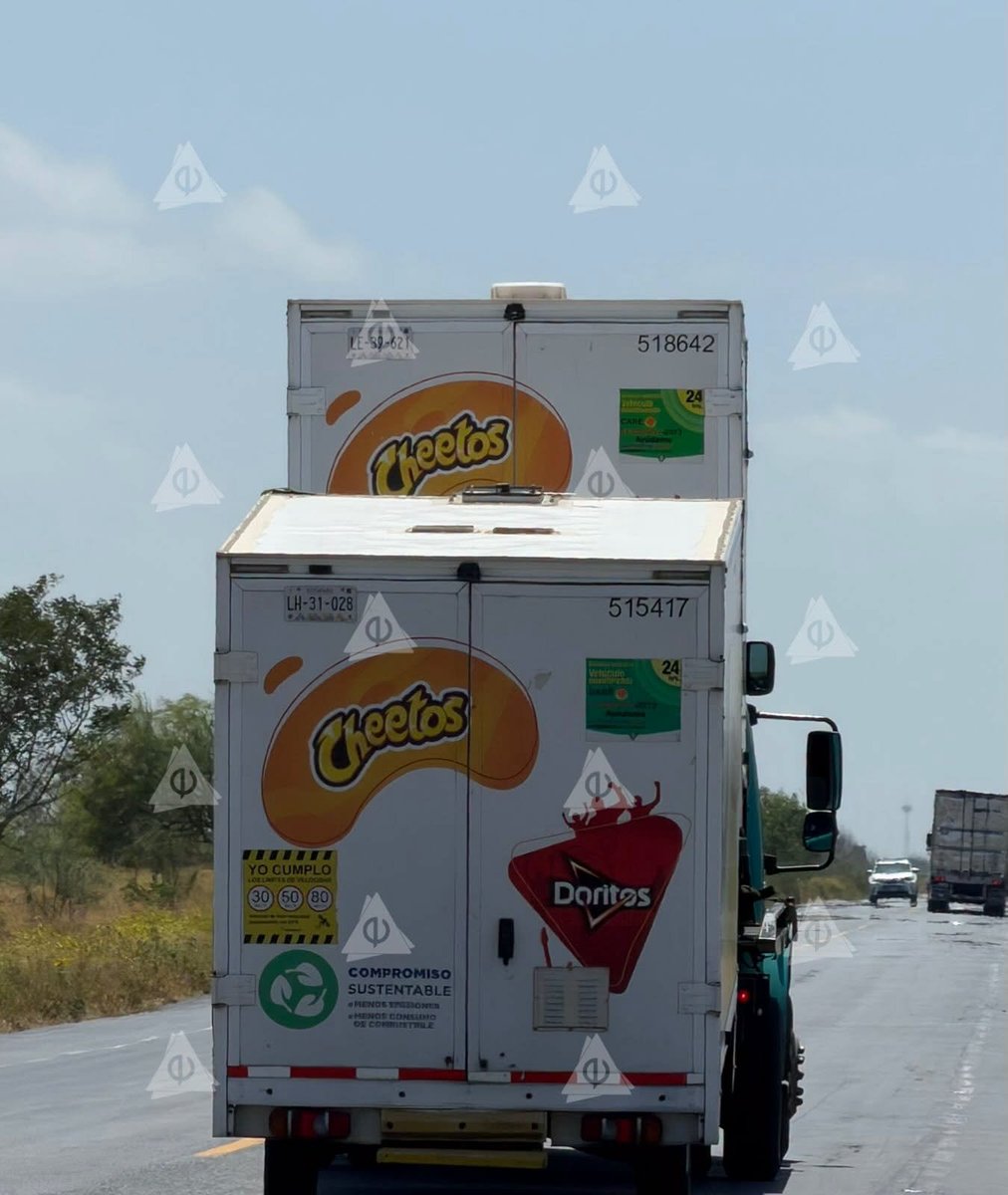 azucenau's tweet photo. 🔴PepsiCo comenzó a reponer su flotilla en Matamoros tras el incendio que destruyó decenas de vehículos repartidores.

El miércoles llegaron 15 nuevas unidades procedentes de la Ciudad de México como parte del plan para sustituir los camiones afectados.

La empresa confirmó que seguirán arribando más vehículos en los próximos días, mientras continúan los peritajes para esclarecer las causas del siniestro.

Con ello, también descartó versiones sobre una supuesta salida de la compañía de la ciudad y garantizó la continuidad de sus operaciones y de las fuentes de empleo.

🗞️Daisy Herrera @Radio_Formula 
📷EnlaceMX Noticias