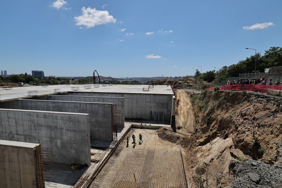 SafakBasa's tweet photo. İstanbul'un en büyük içme suyu deposunu ve yeni bir terfi merkezini şehrimize kazandırıyoruz!

🏗️ İBB Başkan Vekilimiz Sayın Nuri Aslan ve Eyüpsultan Belediye Başkanımız Sayın Dr. Mithat Bülent Özmen ile birlikte 50.000 m3 kapasiteli Eyüpsultan İçme Suyu Deposu ve 414.000 m3/gün kapasiteli Terfi Merkezi inşaatı çalışmalarını yerinde inceledik. 

📈 Bu stratejik yatırımla Kağıthane İçme Suyu Arıtma Tesisimizin depolama kapasitesini iki katına çıkarıyoruz. 

🌿 Ayrıca Esenler ve Bağcılar ilçelerimizde yer alan yeni konut rezerv alanlarının artan su ihtiyacını kesintisiz şekilde karşılıyor, şehrimizin ana su dağıtım sistemini güçlendiriyoruz.